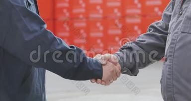 两人握手.. 两人握手特写.. 工厂握手，达成成功交易